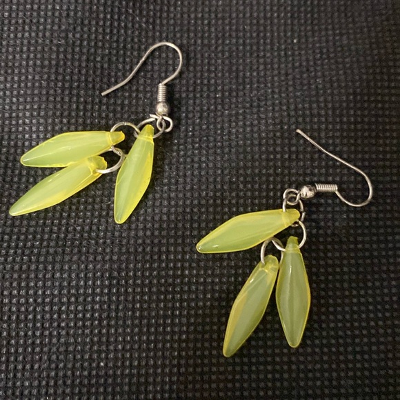 Vintage Acrylic yellow sunflower necklace with dangling matching earrings - Picture 5 of 7